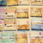 Если сумма в любой валюте превышает 10000 евро, финансовые средства нужно внести в таможенную декларацию
